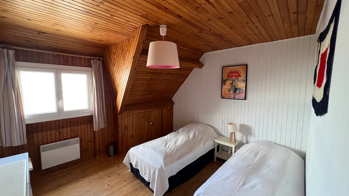 Chambre mansardée avec deux lits simples