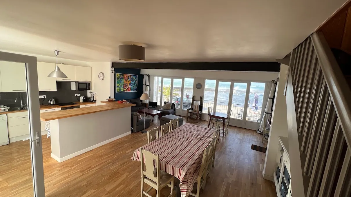 Cuisine américaine ouverte sur le séjour, maison à louer à Portivy