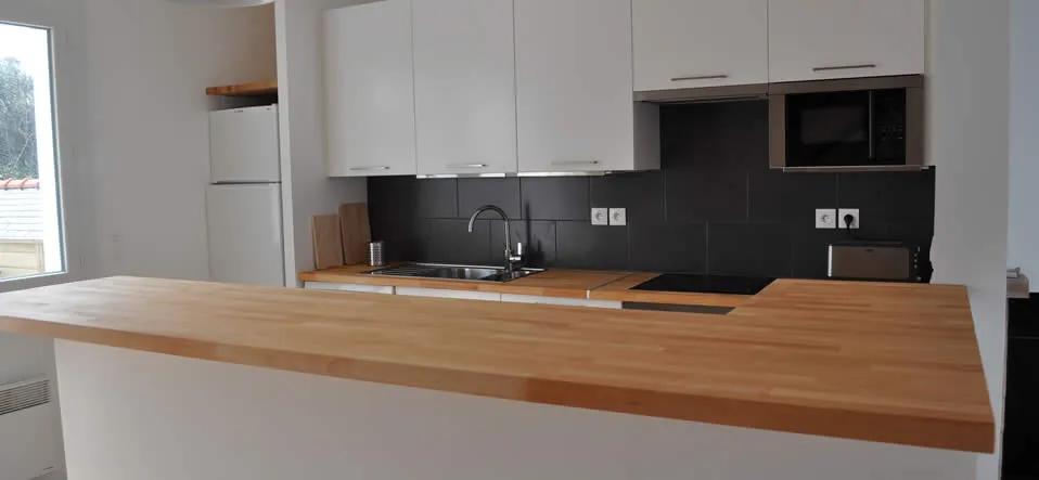 Cuisine équipée avec plan de travail en bois
