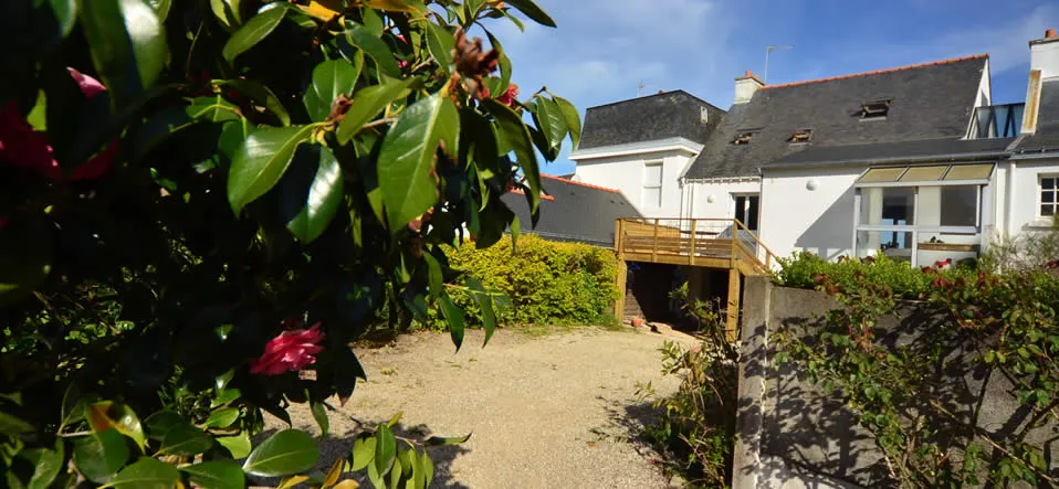 Jardin et façade de la maison de vacances à Portivy