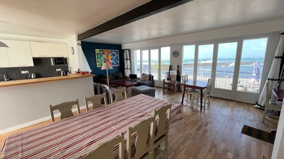 Salle à manger et baies vitrées face à la mer, maison de Portivy