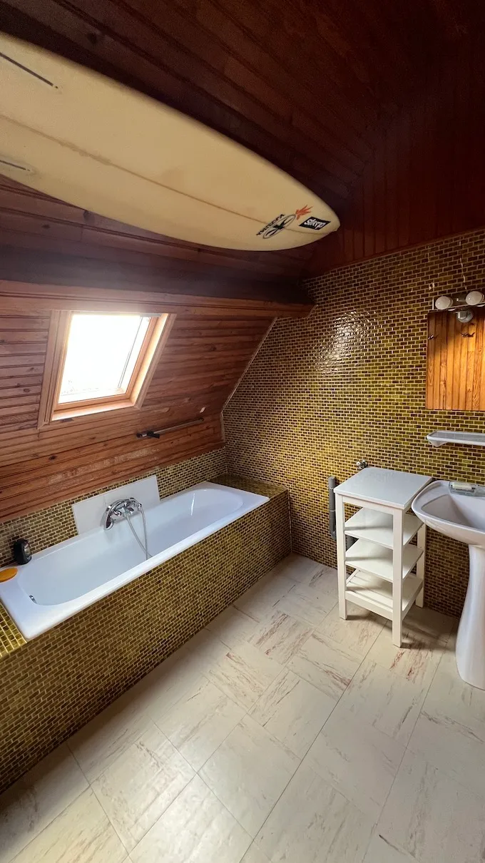 Salle de bain avec baignoire sous les combles