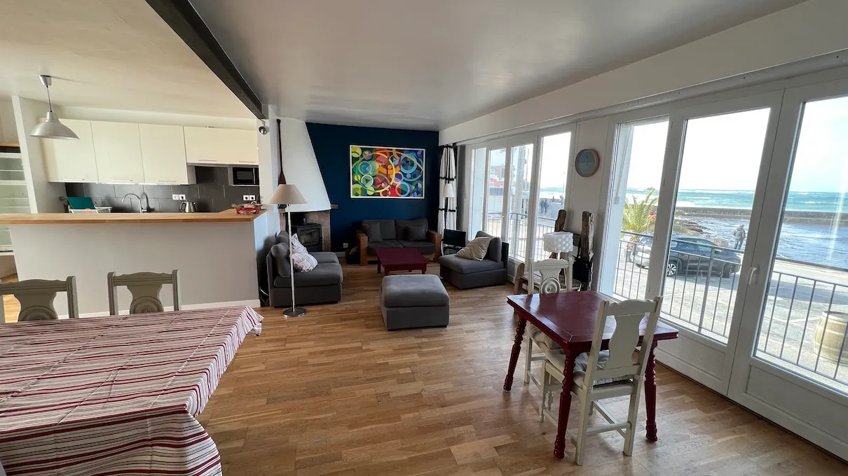 Salon avec vue panoramique sur la mer et le port de Portivy