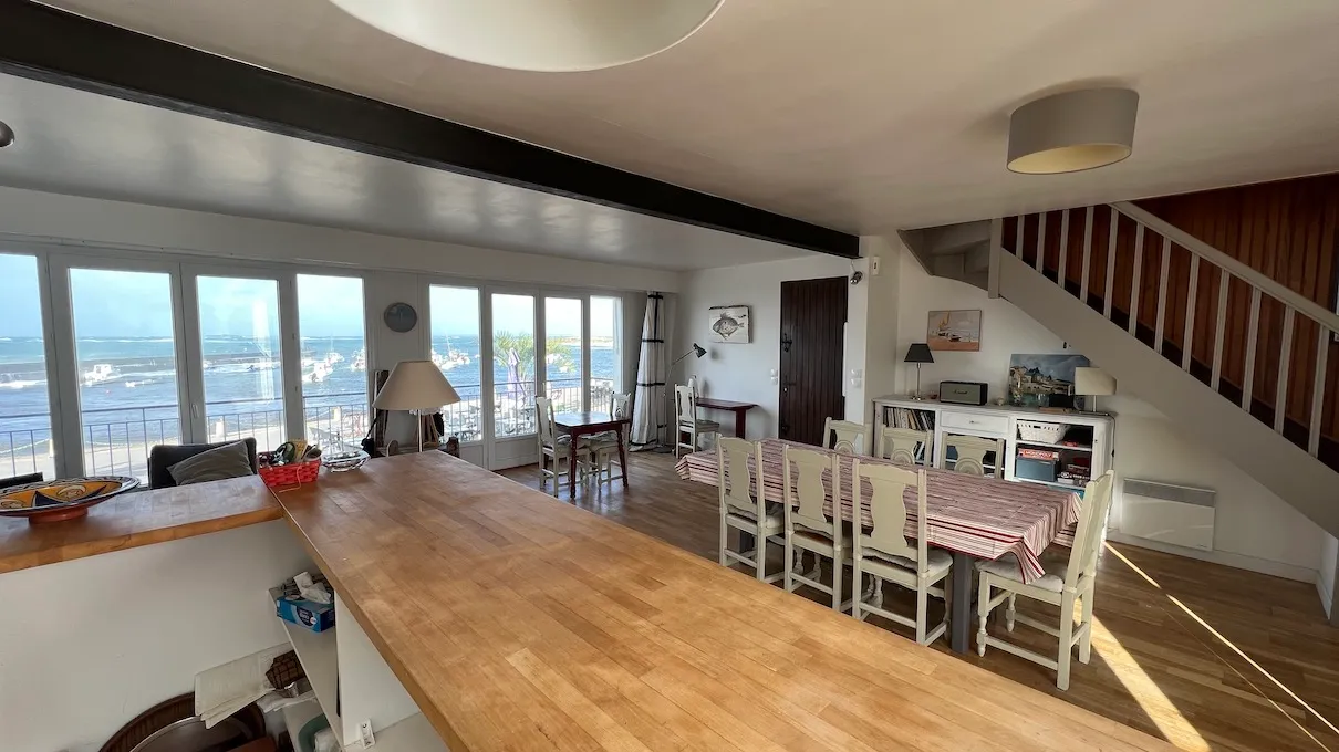 Grande table de séjour en bois avec vue sur la mer
