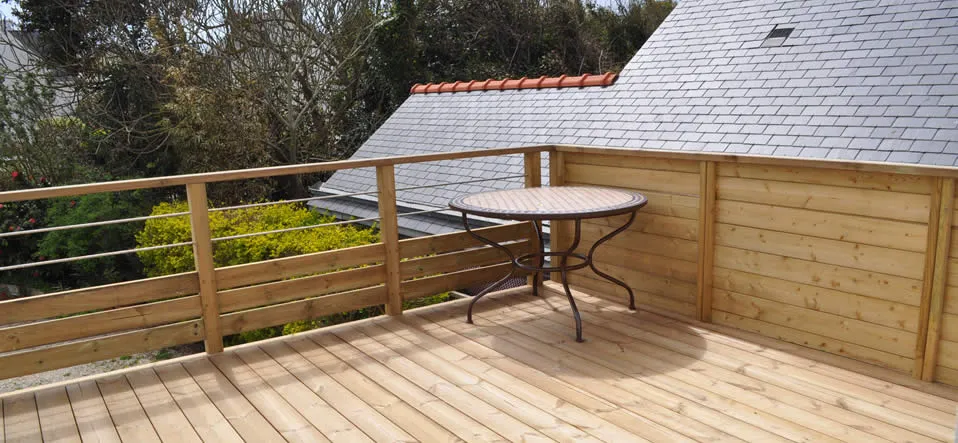 Terrasse en bois plein sud de la maison