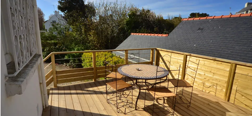 Terrasse plein sud avec table en mosaïque