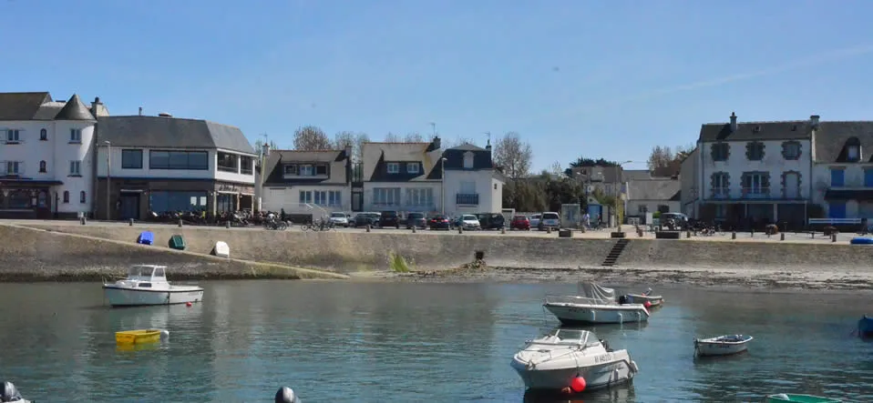 Le quai et les maisons du port de Portivy à Saint-Pierre-Quiberon